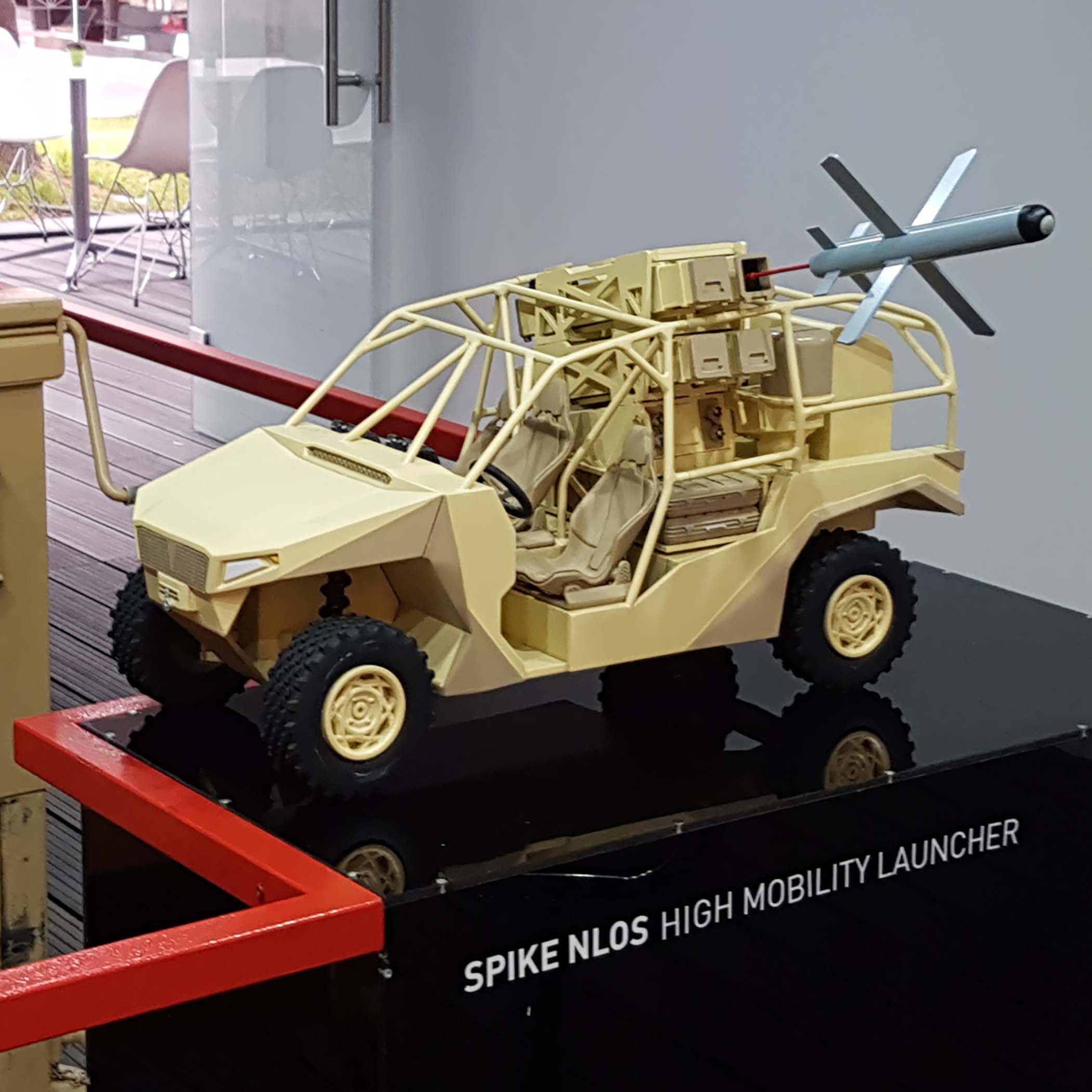 דגם של רכב צבאי משגר טיל